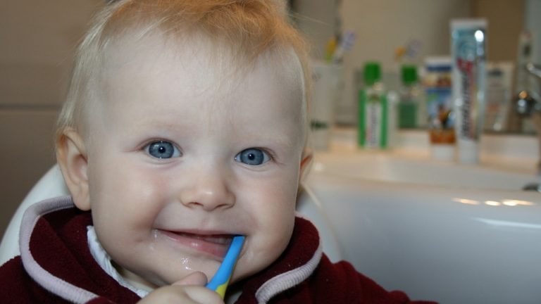 child using electric toothbrush